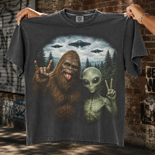 Bigfoot & Alien Best Buddies – Graphic T-Shirt