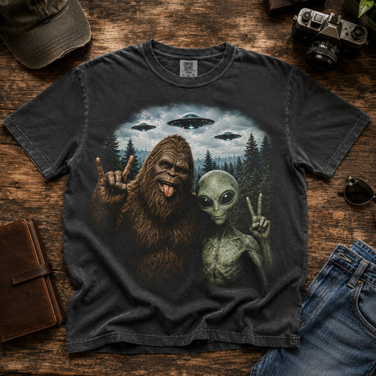 Bigfoot & Alien Best Buddies – Graphic T-Shirt